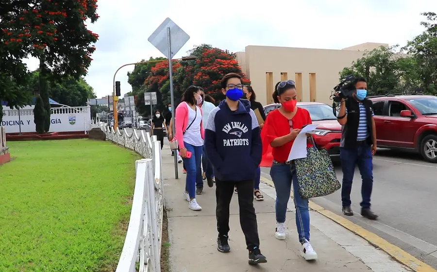 Adolescentes y familiares en jornada de vacunación