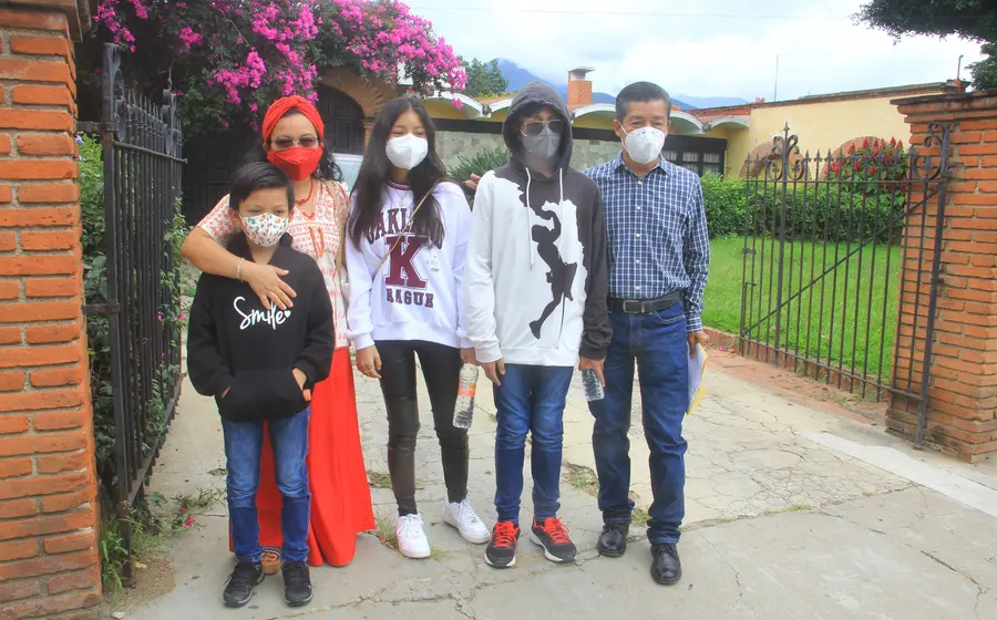Adolescentes y familiares en jornada de vacunación
