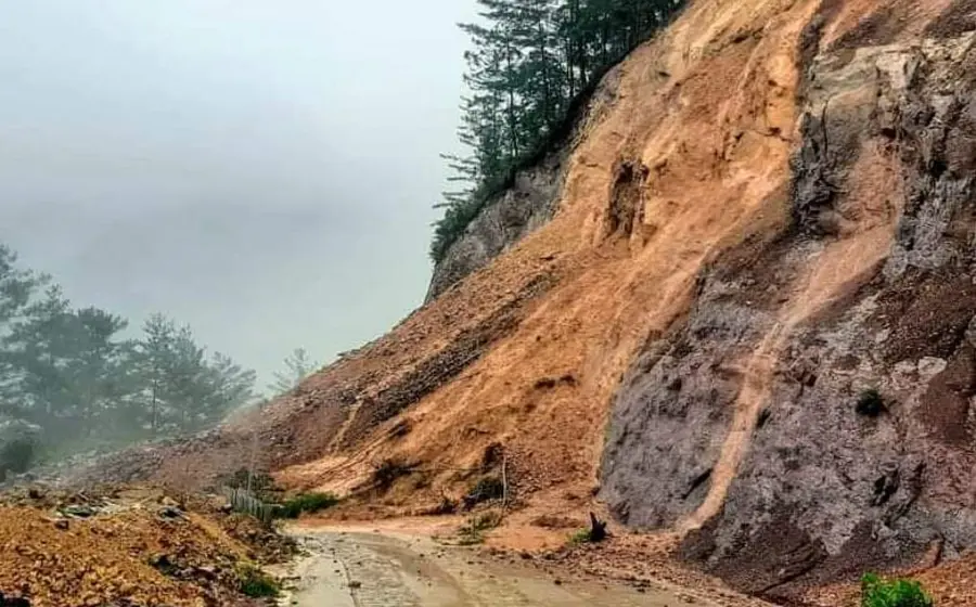 Derrumbe ocasionado por lluvia en Oaxaca