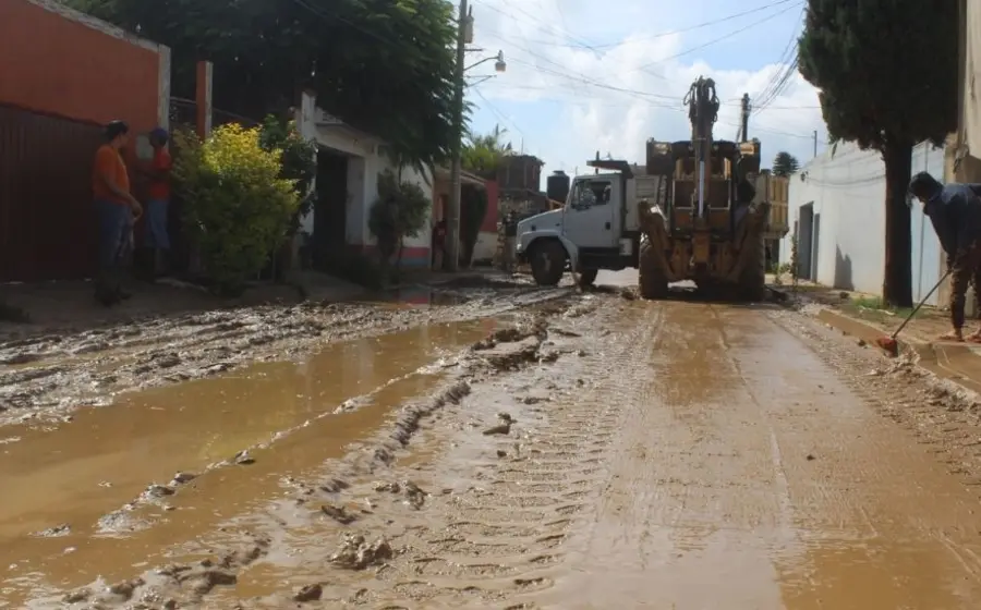  La calle Jazmines, cubierta de lodo y aguas residuales. 