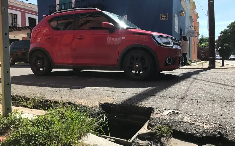 La mayoría de las alcantarillas sin tapa se encuentran en las esquinas de las calles, volviéndolas peligrosas.