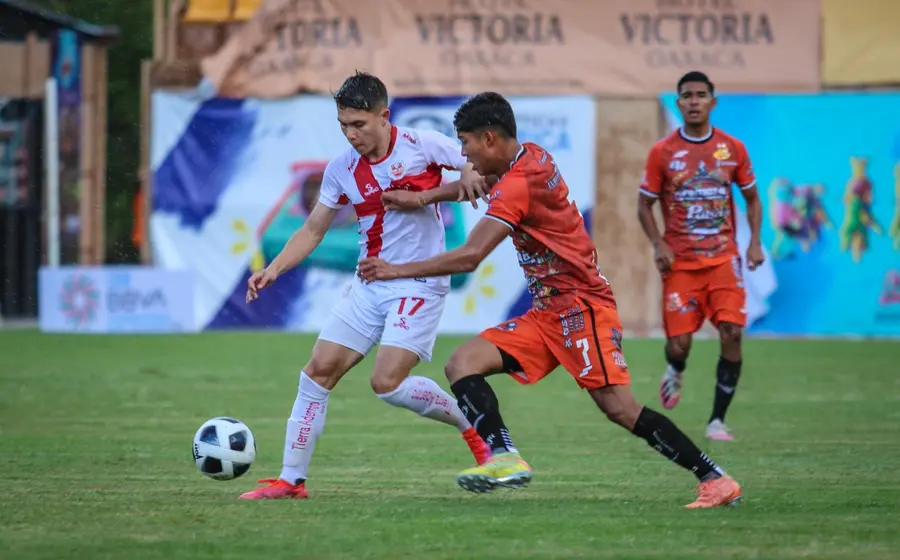 Alebrijes de Oaxaca jugando futbol