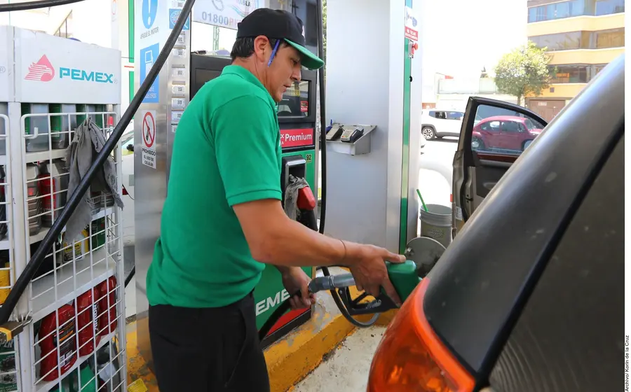 Hombre cargando combustible