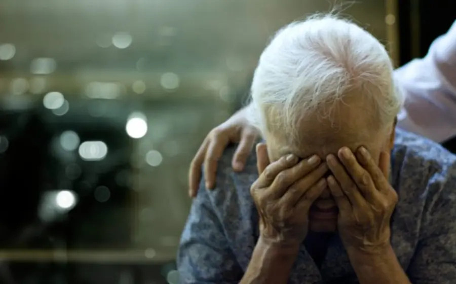 Mujer de la tercera edad llorando