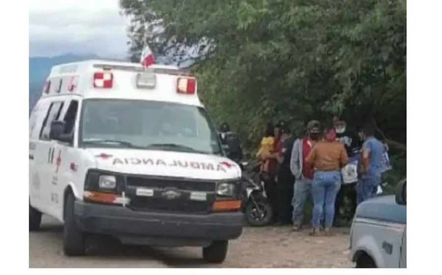 Ambulancia auxilia a motociclista derrapado