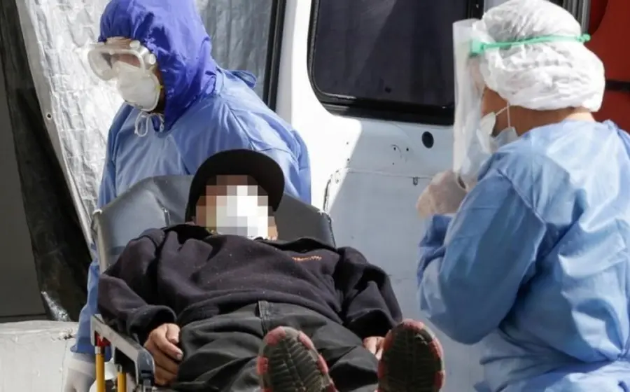 Persona llevada en ambulancia por covid