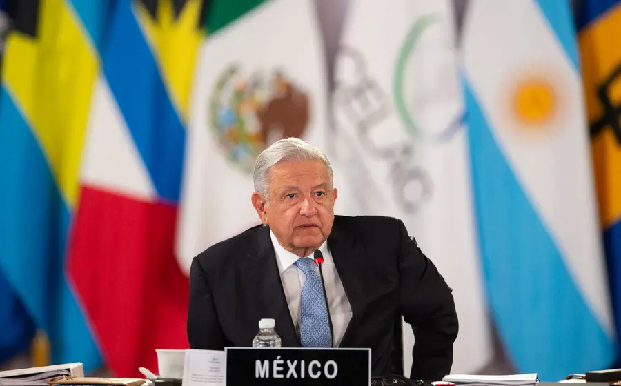 AMLO con banderas de fondo en la CELAC