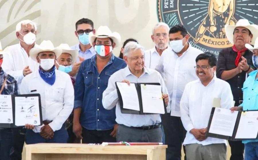 Amlo presenta decreto junto a otras personas