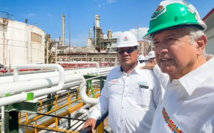 López Obrador en visita a las refinerías