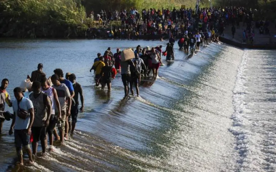 Migrantes cruzaban desde Ciudad Acuña en México hacia Del Río, Texas, a través del puente y el río.