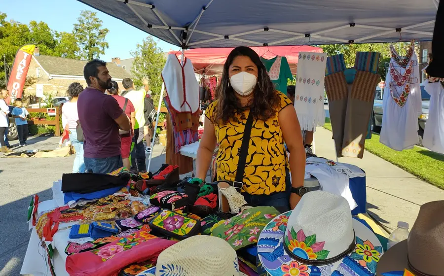 Mujer vendiendo productos artesanales en la unión americana