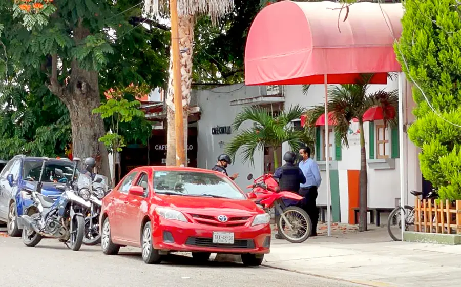 Policía fuera de restaurante asaltado
