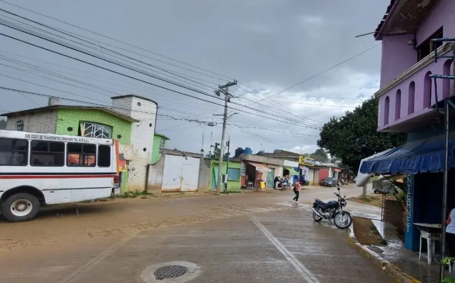 Calle con autobús pasando 