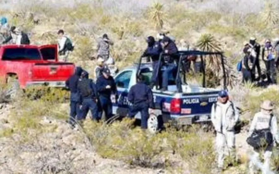 Policías investigando crimen.