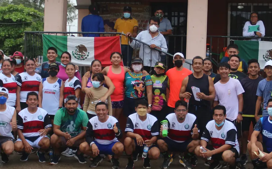 Atletas oaxaqueños participan en carrera