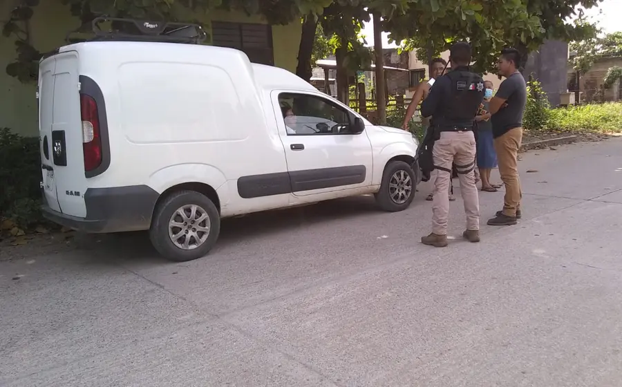 Camioneta blanca es atracada