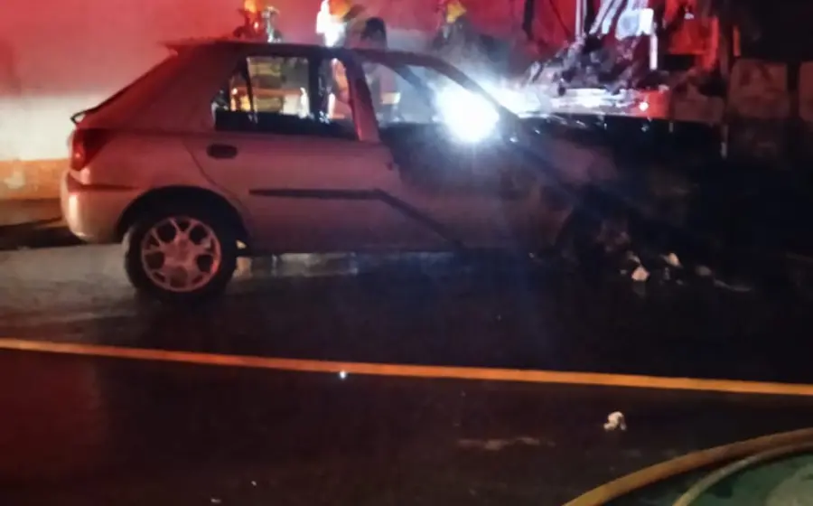auto se impacta contra camión