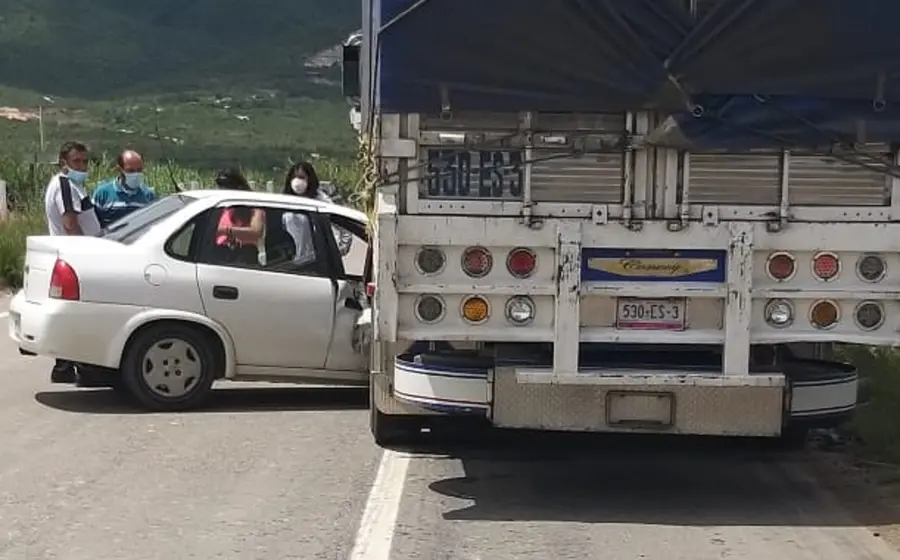 Auto impactado contra camioneta en el Tule