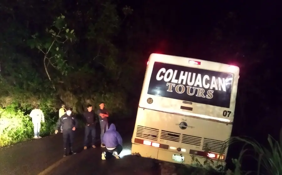 Autobús a punto de volcar