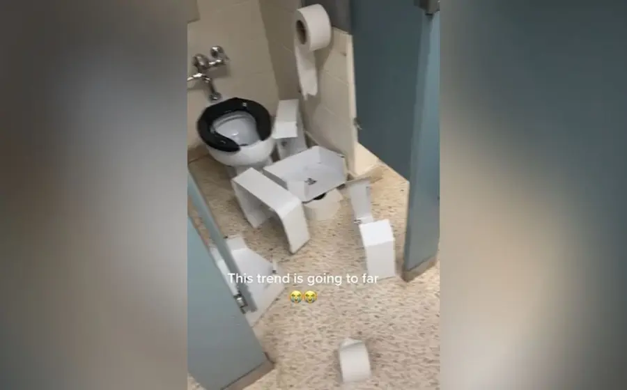 Captura de Tik Tok  de baño destruido