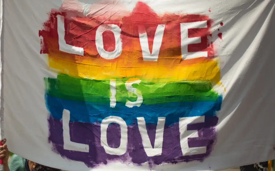 Bandera LGBTTTIQ con mensaje 