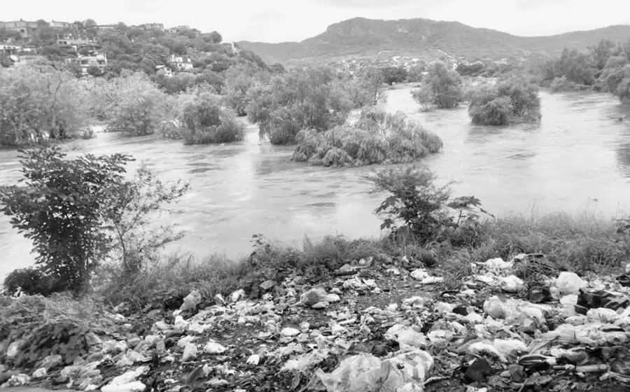 Basura acumulada en río