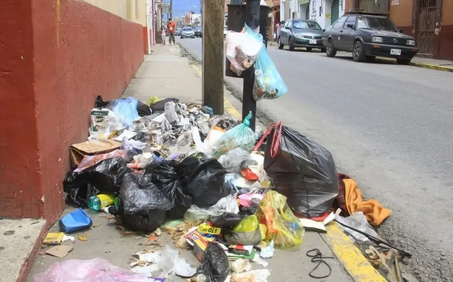 Basura tirada en las calles de Oaxaca
