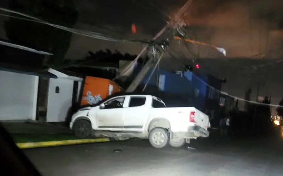Camioneta choca contra poste 