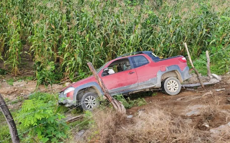 Camioneta chocada en terreno