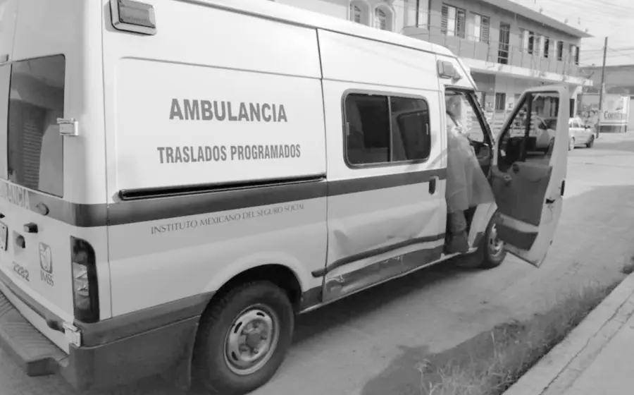 Según testigos, el conductor de la ambulancia, intentó ganarle el paso al automóvil.
