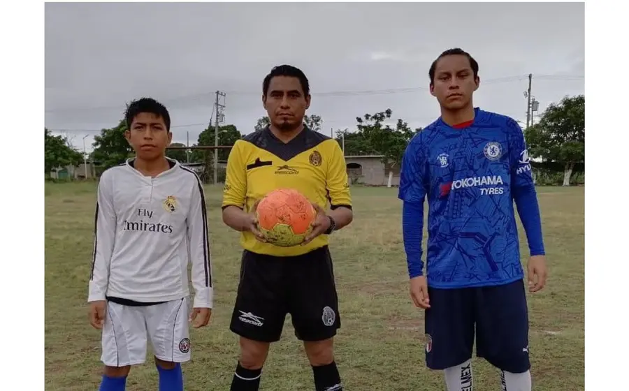 jugadores y arbitro previo a partido