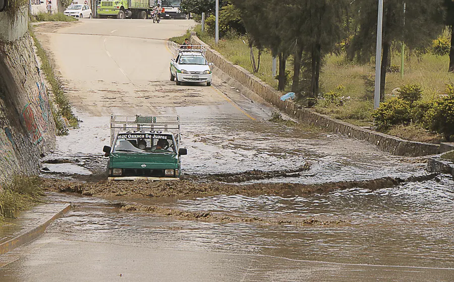 Vigila CEPCO desplazamiento de zona de baja presión y onda tropical número 29.  (Archivo Mario Jiménez Leyva)