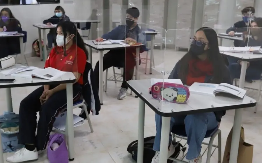 Alumnos en escuelas durante clases presenciales.