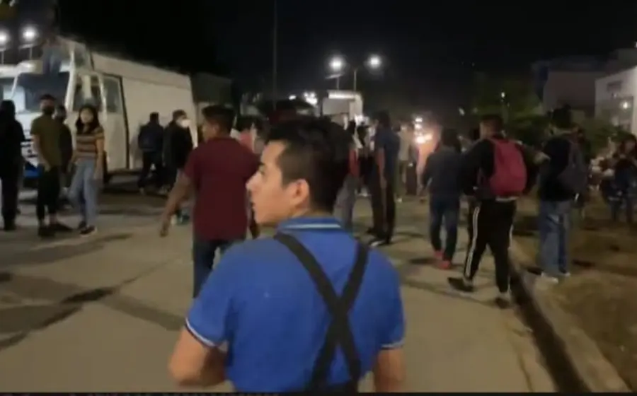 Grupo de personas reunidas en la calle
