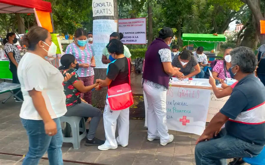 Doctores se manifiestan dando consultas gratis