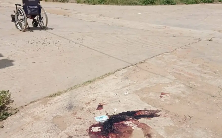 silla de ruedas y mancha de sangre