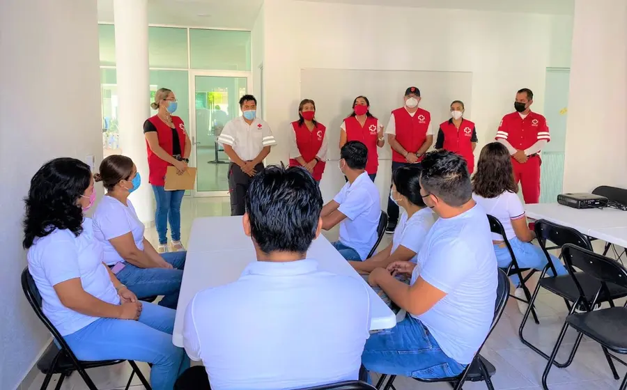 Jóvenes tomando curso de la Cruz Roja