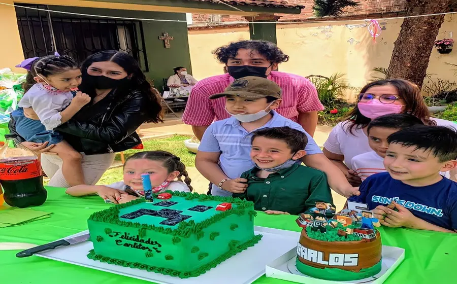 Niño en fiesta de cumpleaños