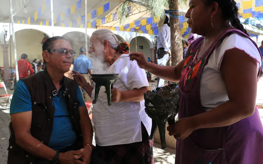 Mujer practicando la medicina tradicional