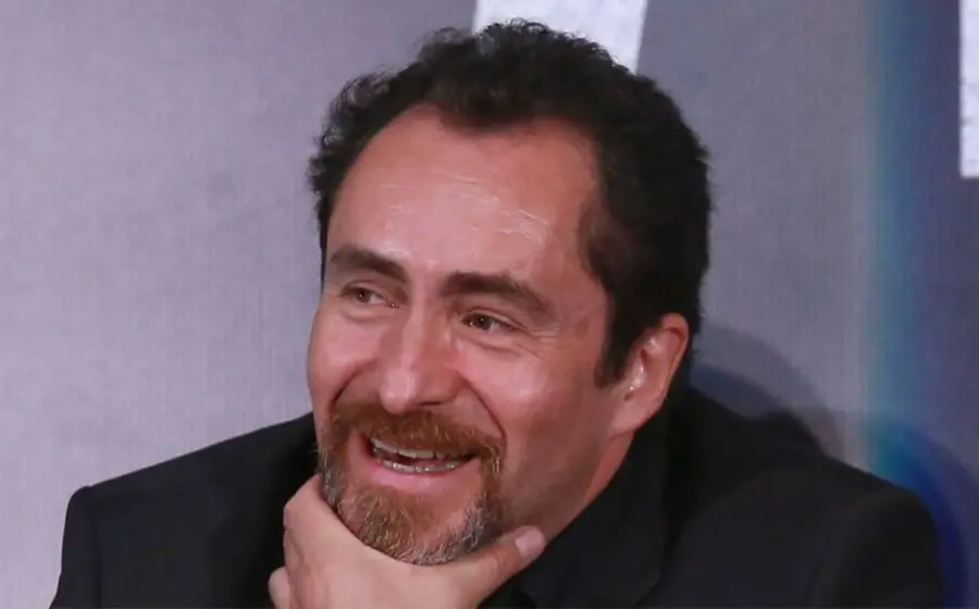Demian Bichir sonriendo