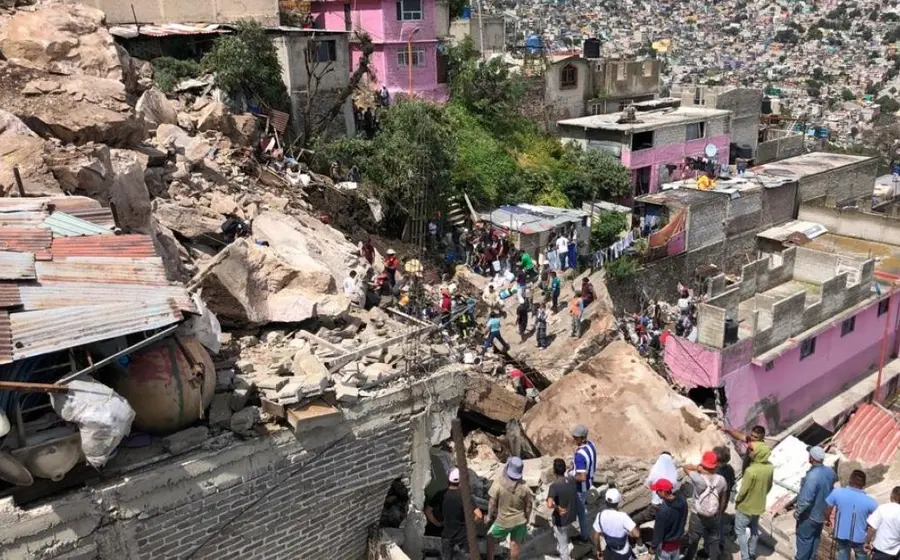 Personas en derrumbe de cerro en México