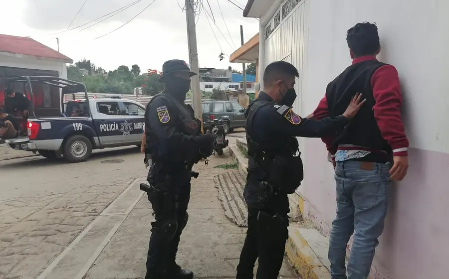 Policías deteniendo a joven