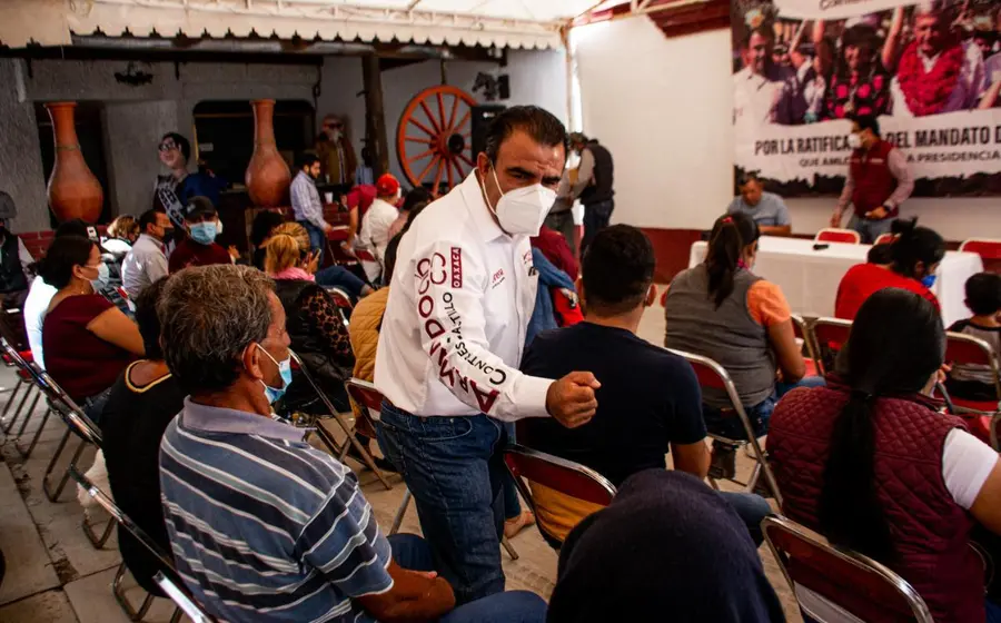 Diputado Armando Contreras saludando a la gente