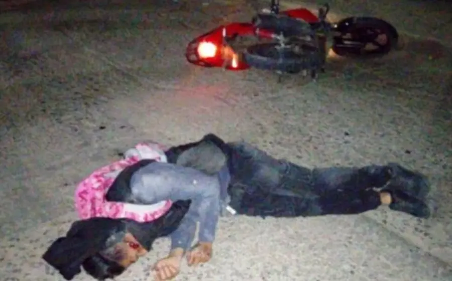 Joven accidentado en el suelo