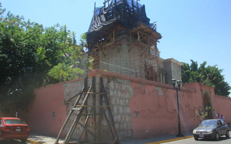 Edificio en reparación en Oaxaca
