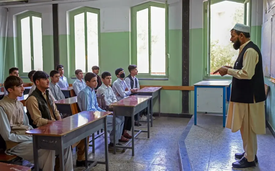 Maestro y alumnos en Afganistán