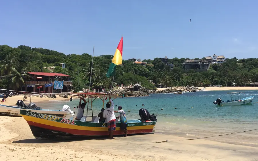 Embarcación en costa de Oaxaca