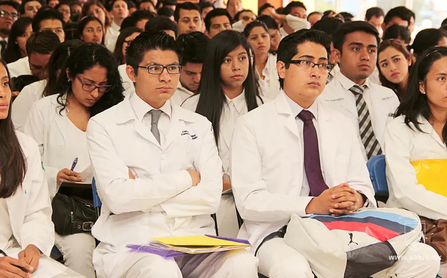 Estudiantes de la Facultad de Medicina de la UABJO
