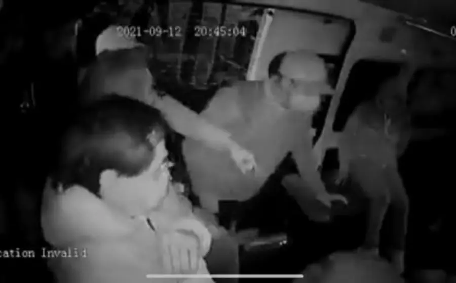 Tres individuos ascienden a la combi para robar a los pasajeros para que entreguen sus bienes.