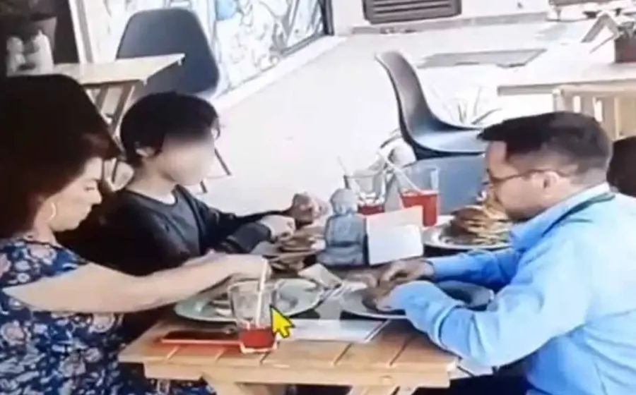 La cámara de seguridad captó el momento y modus operandi de estas personas.